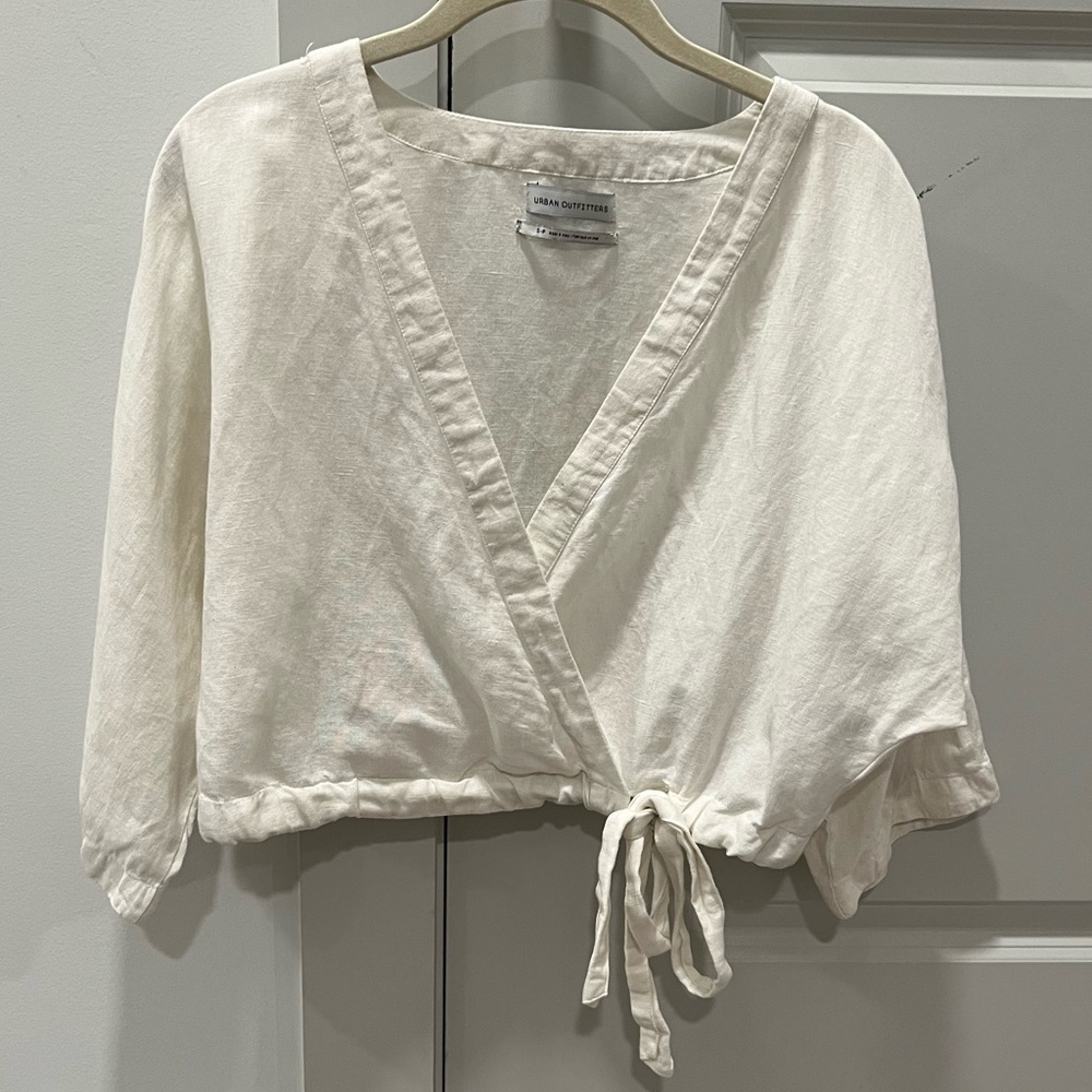 URBAN OUTFITTERS - white v neck crop top, size S, in perfect condition